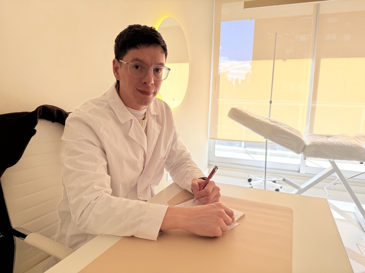 Santiago Bertini en su consultorio